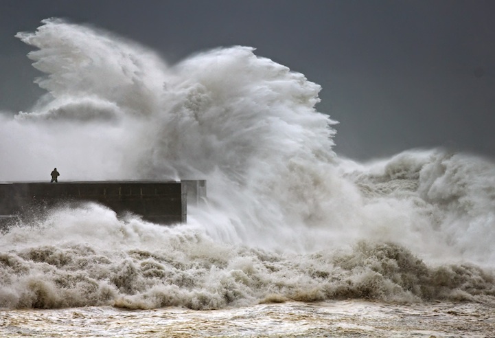 Зрелищные фотографии штормовых волн в Португалии