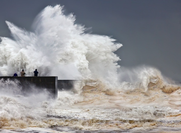 Зрелищные фотографии штормовых волн в Португалии