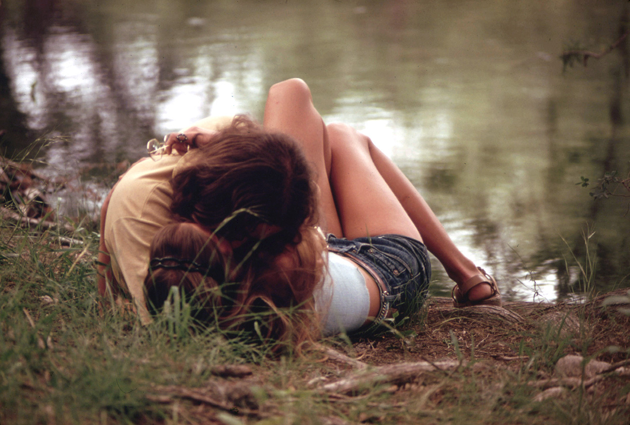 Девушка неподдельной красоты отдыхает на озере порно фото
