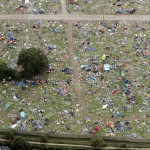 Тысячи брошенных палаток и тонны мусора после музыкального фестиваля
