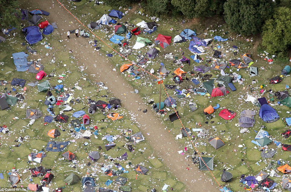 Брошенные палатки и мусор после фестиваля