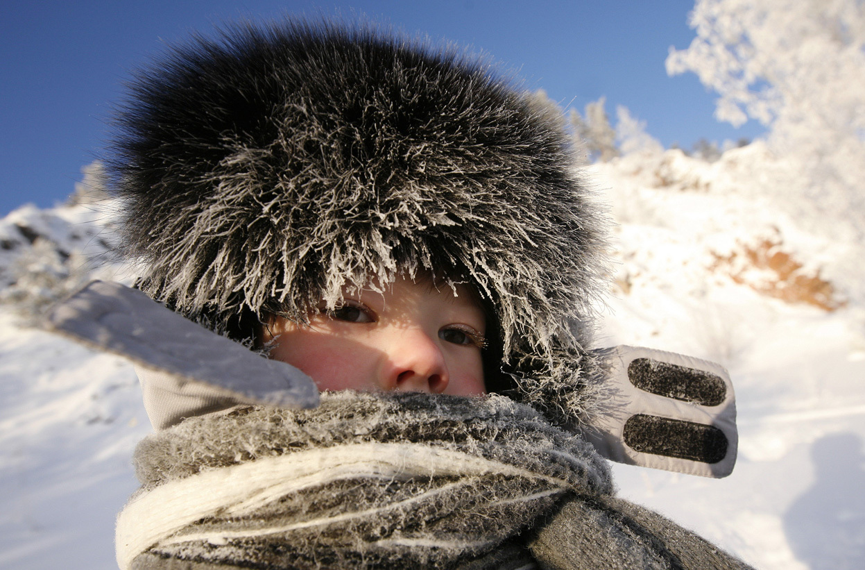 Ребенок тепло одет зимой