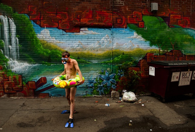 Люди и граффити в креативной фотосерии Жульена Кокентена 