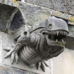 Веселая гаргулья на стенах шотландского аббатства XIII века
