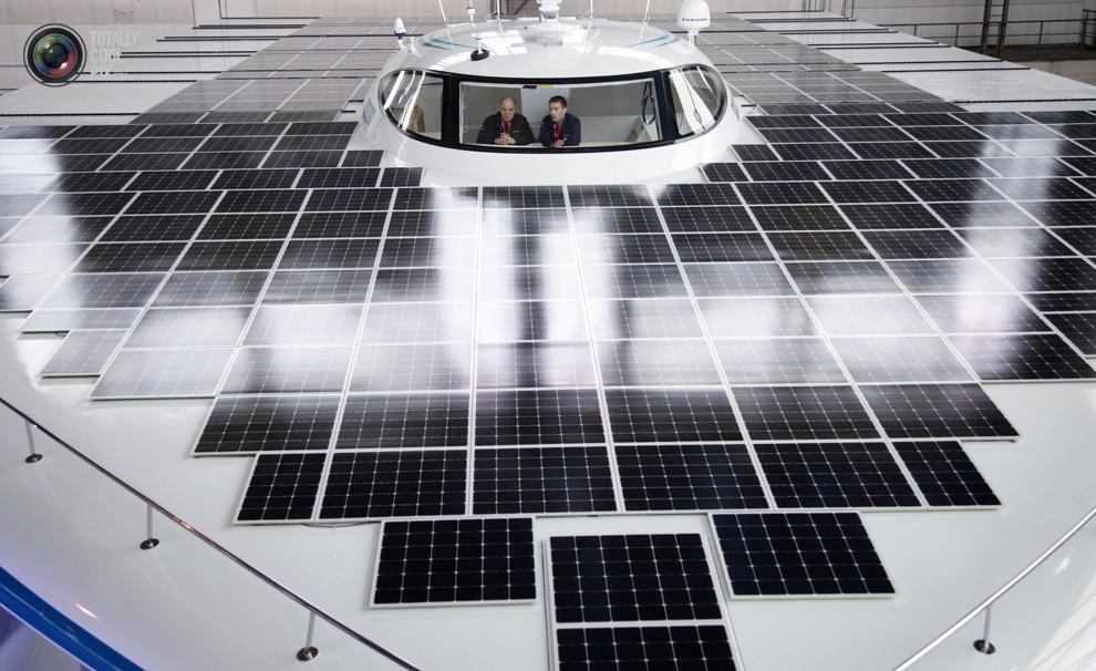 Катер на солнечных батареях PlanetSolar