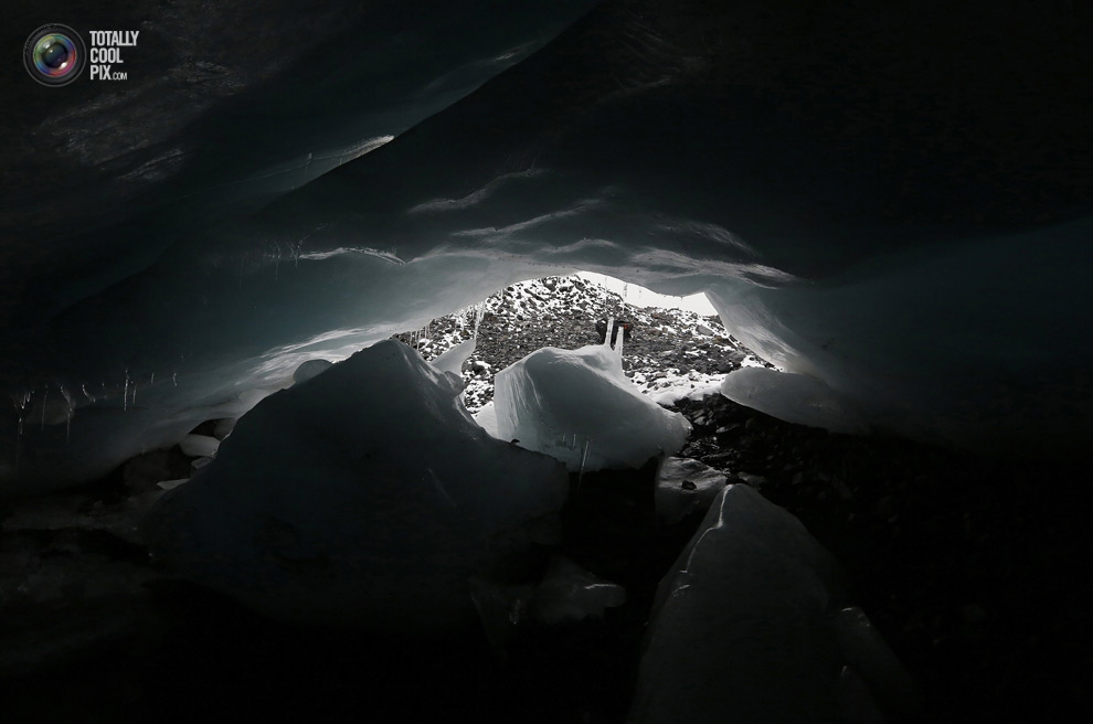 Пещера в леднике