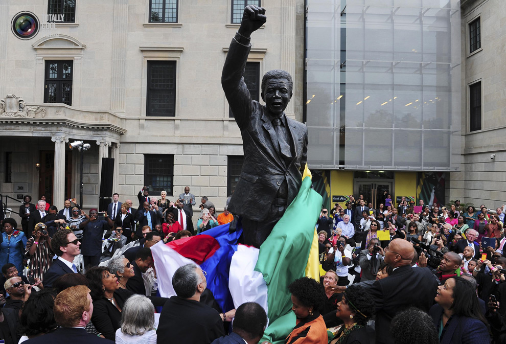 Статуя Нельсона Манделы