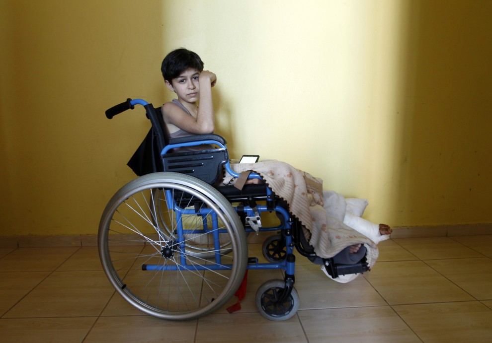 Мальчик в инвалидной коляске 