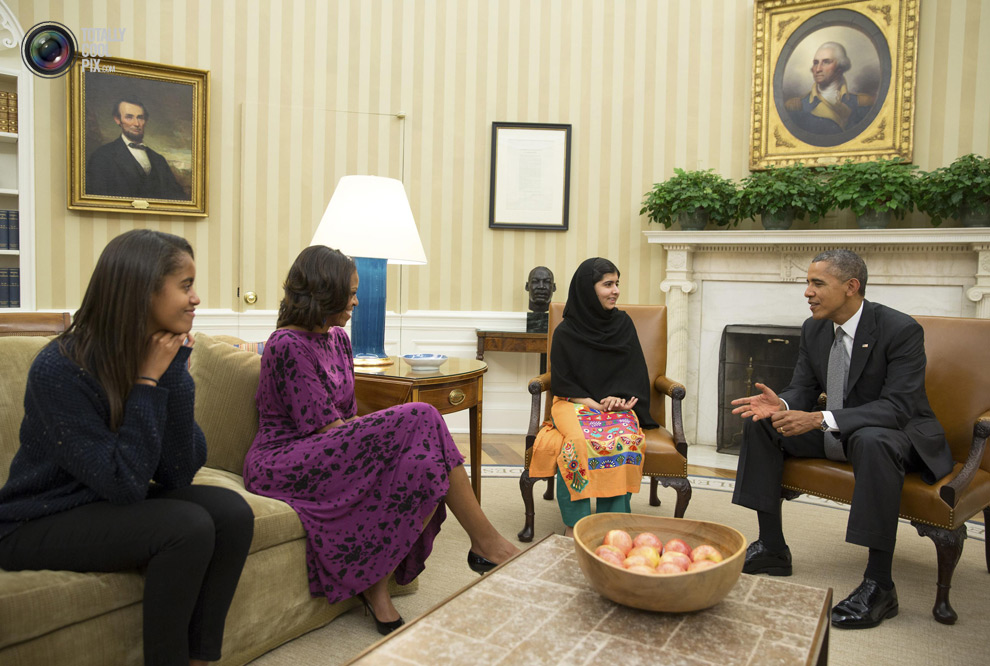 Президент США Барак Обама, первая леди Мишель Обама и их дочь Малия во время встречи с пакистанской активисткой Малалой Юсуфзай в Белом доме. 
