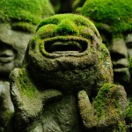 1200 причудливых каменных статуй в буддистском храме в Киото