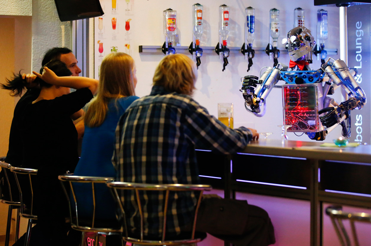 Гуманоидный робот-бармен «Карл»