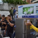 В Венесуэле армия захватила магазины и раздает товары почти бесплатно