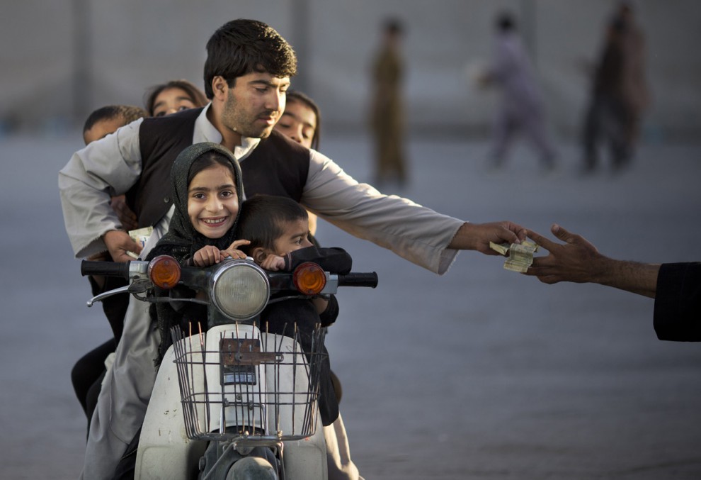 Афганец с детьми