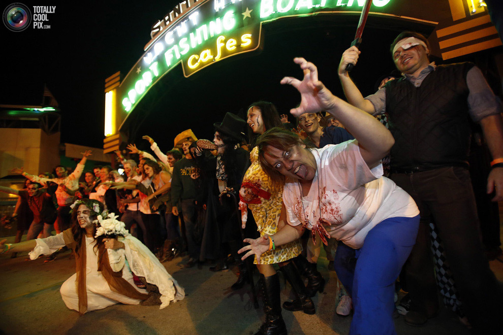 Люди принимают участие в параде зомби во время празднования Хэллоуина в Санта-Монике, штат Калифорния, США. 