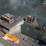 Кремация и дети: темные воды реки Багмати