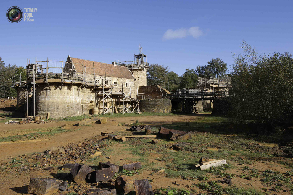 Строительство средневекового замка Chateau de Guedelon во Франции