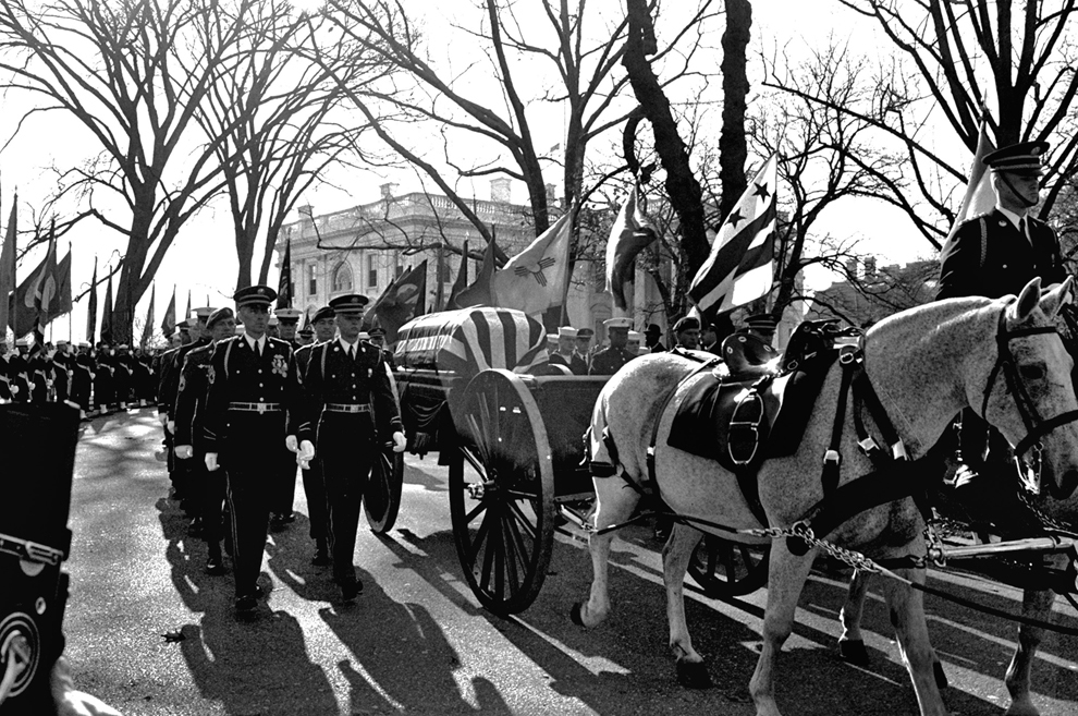 Конный кортеж везёт гроб президента Джона Кеннеди из Белого дома в Капитолий, 24 ноября 1963 года. (Associated Press)