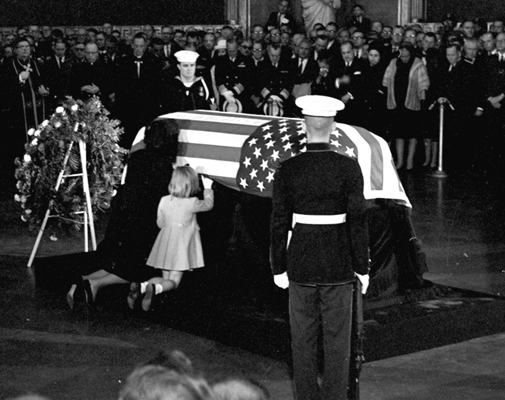 Жаклин Кеннеди целует гроб своего мужа, президента Джона Кеннеди, в ротонде Капитолия США, 24 ноября 1963 года. Рядом стоит их дочь Кэролайн. (Associated Press)