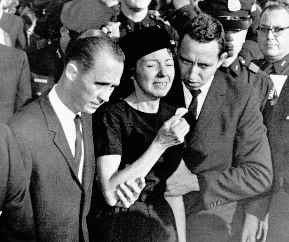 Мари Типпит, вдова полицейского Дж. Д. Типпита, погибшего в процессе поимки убийцы Джона Кеннеди Ли Харви Освальда, скорбит после похорон её мужа в Далласе, 25 ноября 1963 года. (Associated Press)