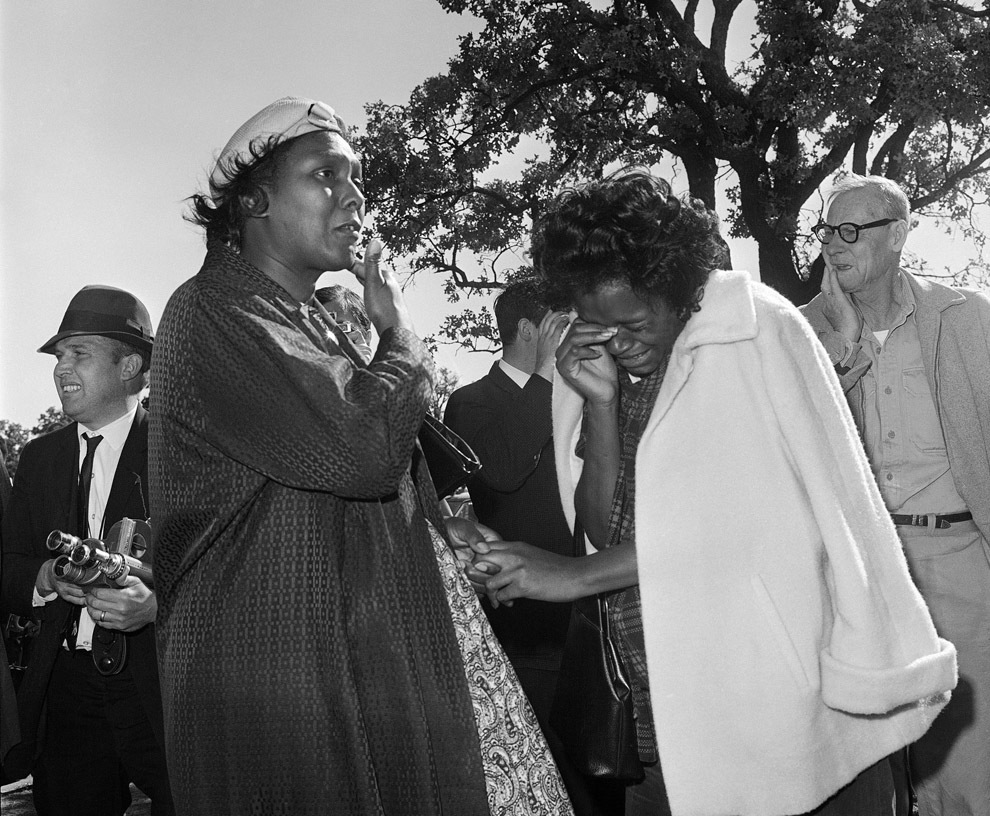 Женщина расплакалась возле больница, услышав новость, что президент Джон Кеннеди скончался от полученного ранения в Далласе. (Associated Press)