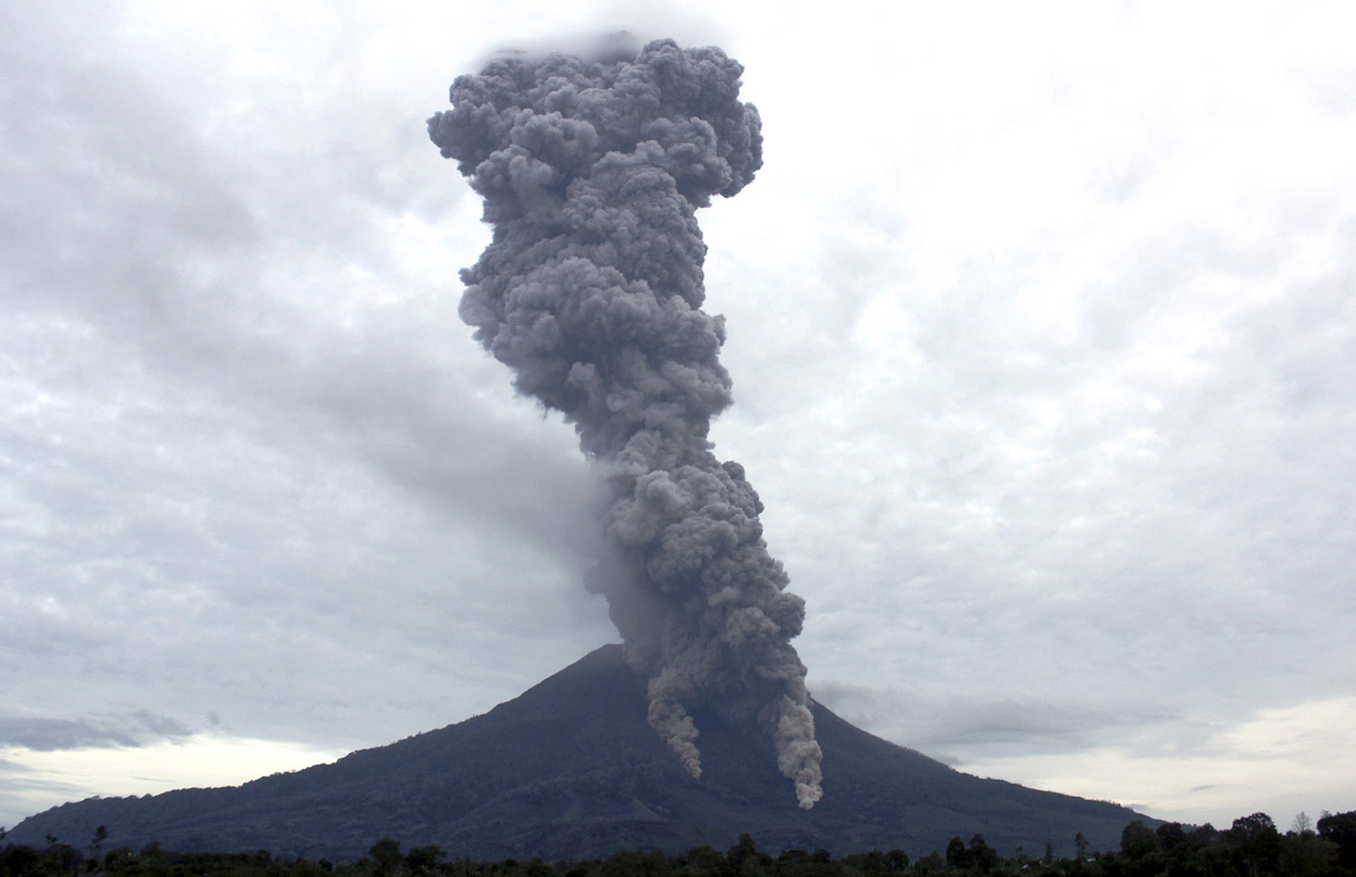 Синабунг вулкан извержение