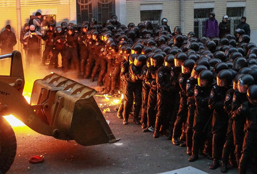 Провокаторы пытаются прорваться к администрации президента во время митинга в поддержку евроинтеграции в Киеве, 1 декабря 2013 года. 