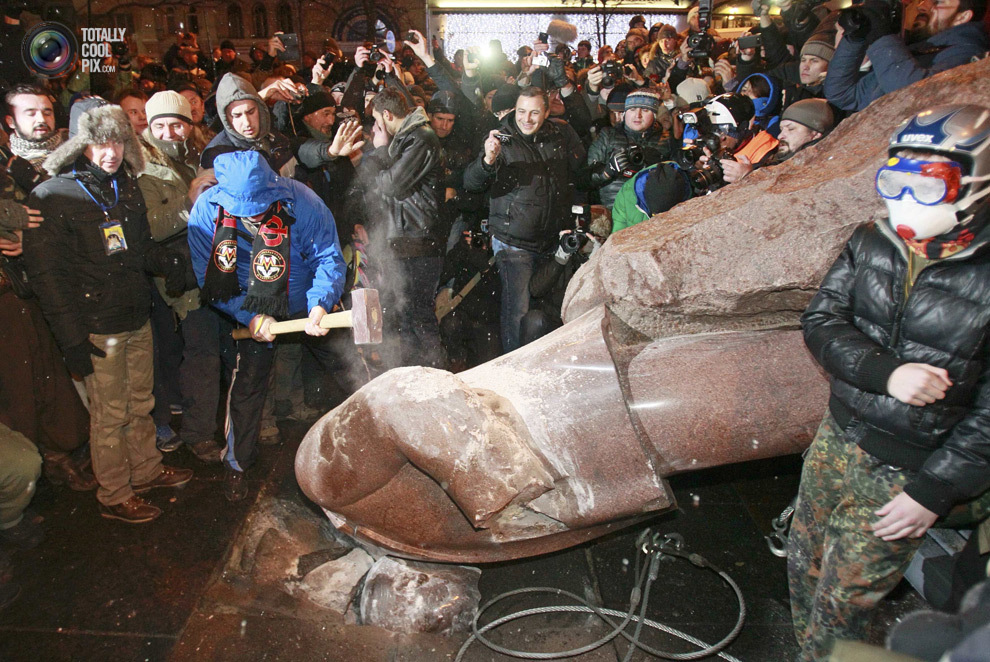 Разгром памятника Ленину в Киеве