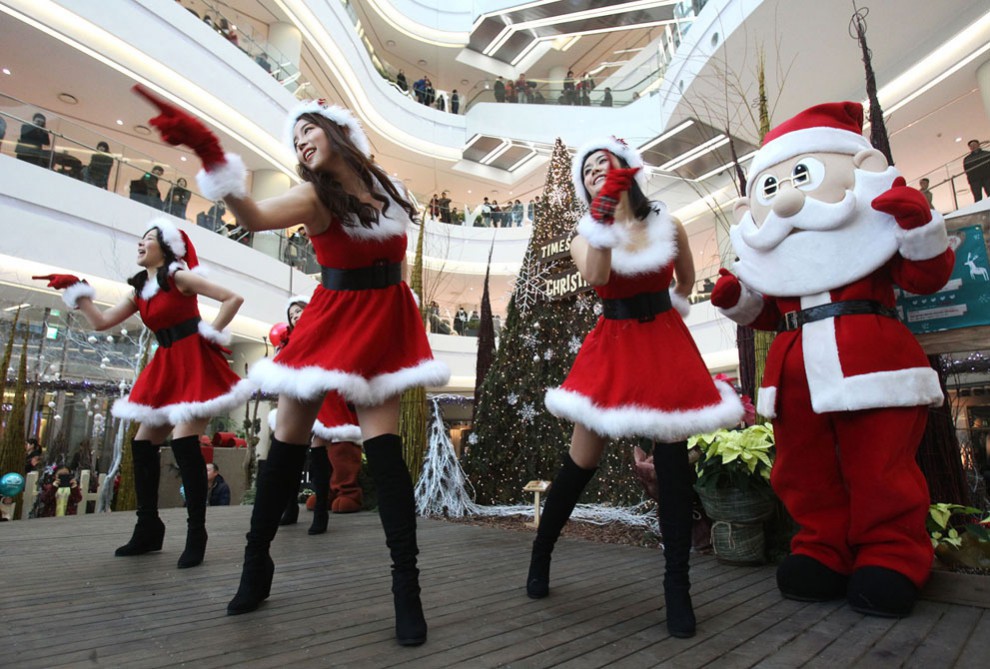 Девушки в костюмах Санта-Клаусов