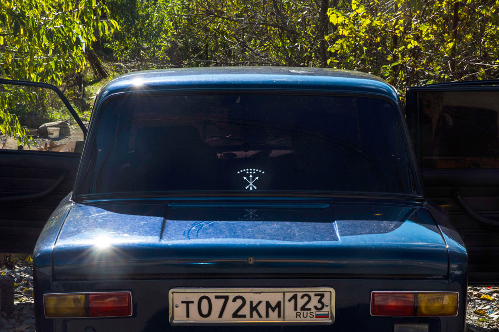  Флаг Черкесии на заднем стекле "Лады" в ауле Тхагапш в Лазаревском районе города Сочи.