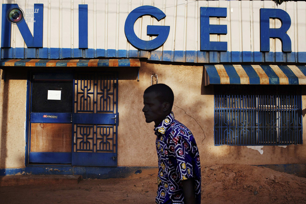 Мужчина идёт по улице в городе Ниамей, Нигер. 
