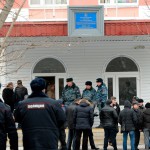 В московской школе старшеклассник убил двух человек и взял заложников