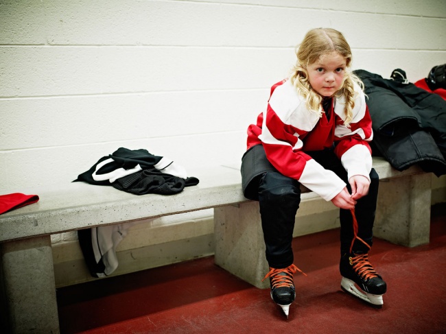Вы с детства готовитесь жить в сложном мире. Юная хоккеистка перед игрой. © Thomas Barwick