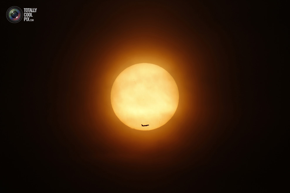 Самолёт на фоне солнца