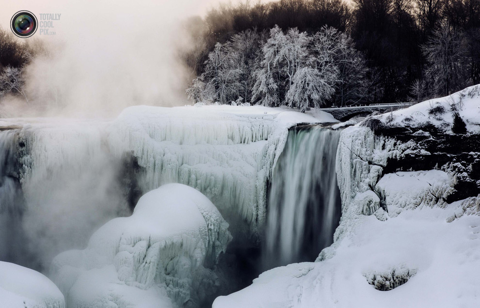 Частично замёрзший Ниагарский водопад
