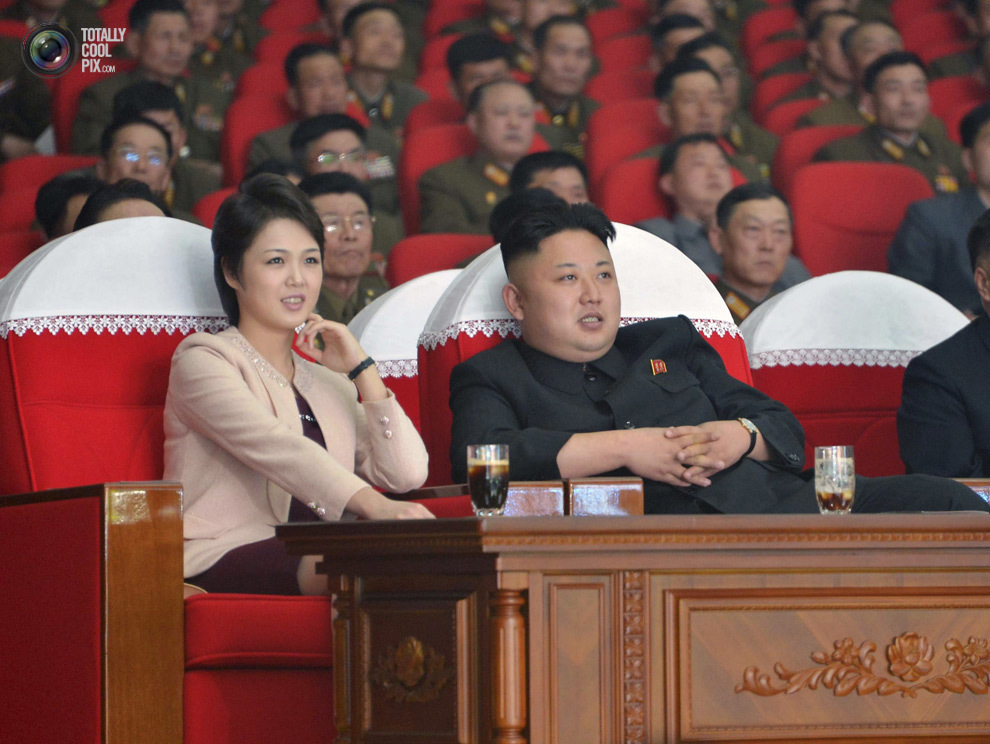 Северокорейский лидер Ким Чен Ын и его супруга Ли Соль Чжу 