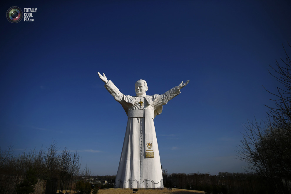 Памятник Папе Иоанну Павлу II