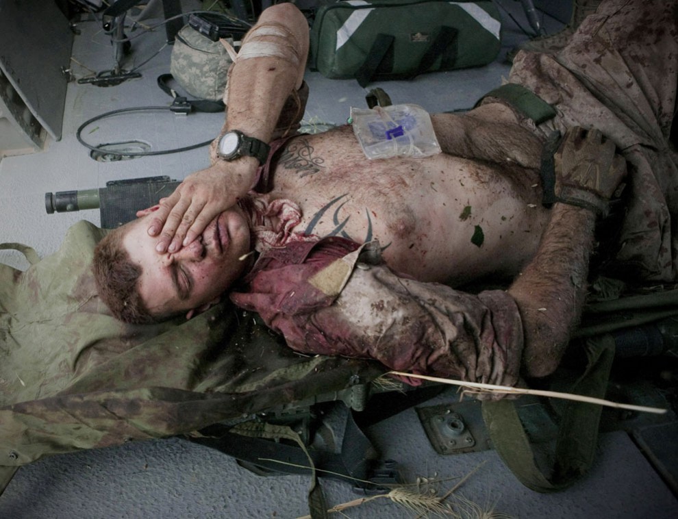 Раненный солдат в Афганистане