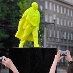 Памятник писающему Ленину в Польше