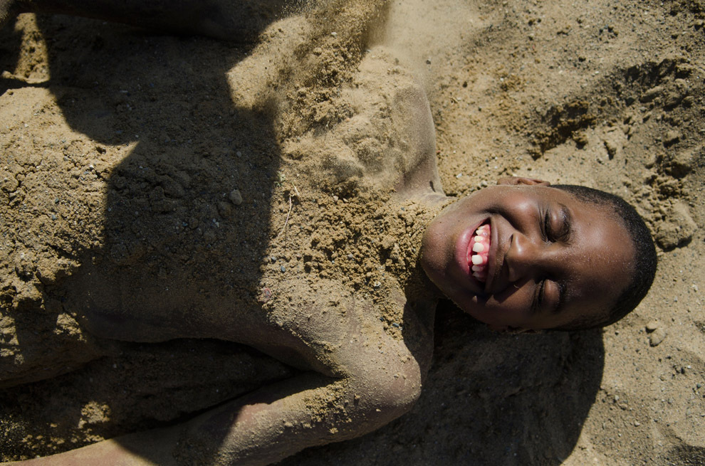 Дети играют в песке