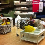 Что китайцы делают в магазинах IKEA