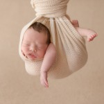 Младенцы могут спать в самых неожиданных положениях