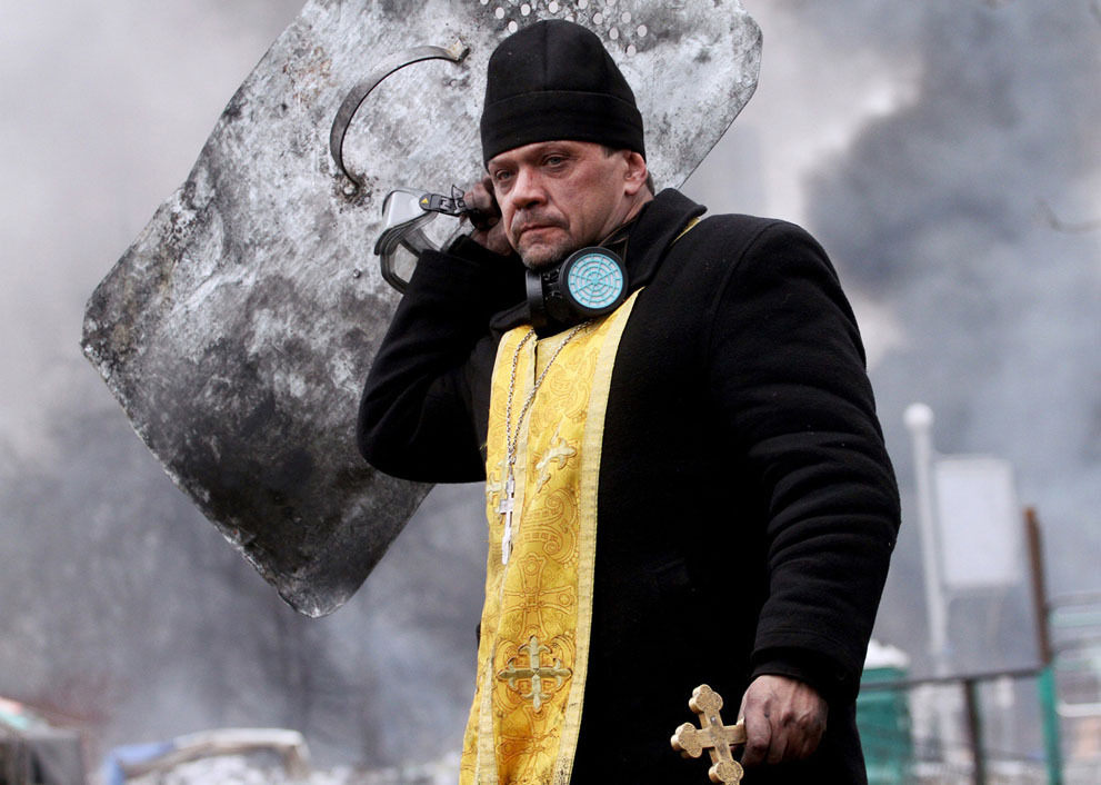 Священник на Майдане