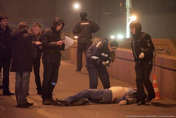 На месте убийства Бориса Немцова работает следственная группа.