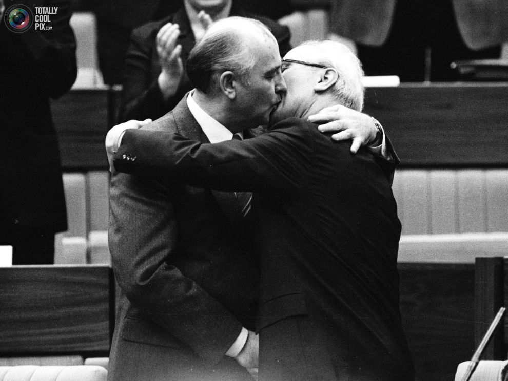 Поцелуй Михаила Горбачова и Эриха Хонеккера