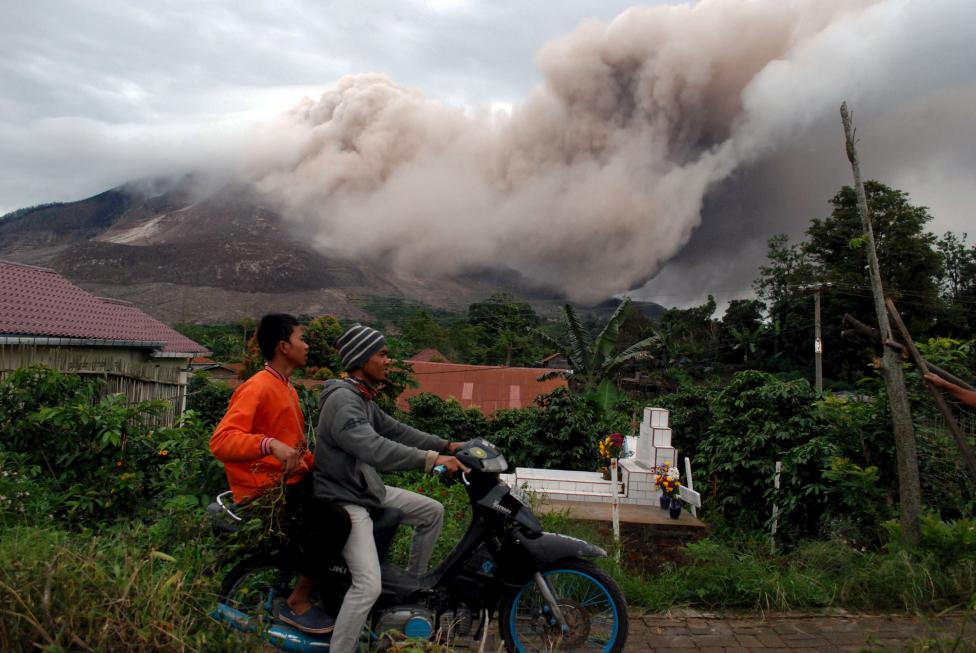 Жизнь людей на фоне вулкана Синабунг