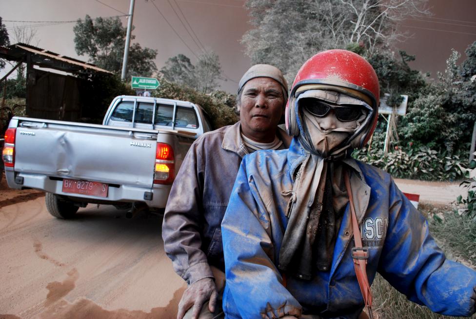 Жизнь людей на фоне вулкана Синабунг