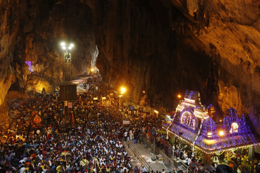 Индуисты празднуют Тайпусам в храме внутри известняковой пещеры Бату в Куала-Лумпуре, Малайзия, 3 февраля 2013 года.  