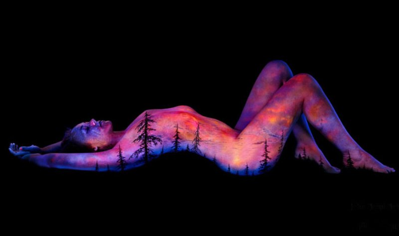 Люминисцентные «пейзажи на телах» от Джона Попплетона