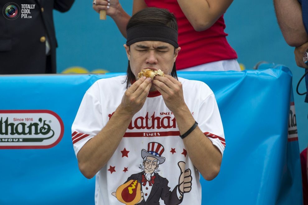 Соревнование по поеданию хот-догов 