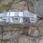 Прозрачная капсула на отвесном склоне горы в Перу